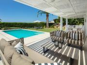 Esta impresionante villa andaluza moderna, ubicada en...