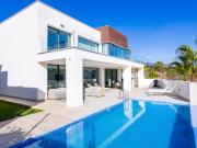 Esta impresionante villa contemporánea de tres...