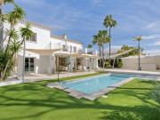 Esta impresionante villa en Guadalmina Alta combina...