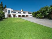 Esta impresionante villa junto a la playa disfruta de...