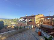 Esta interesante casa bifamiliar fue construida en Las...