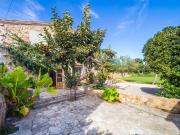 Esta magnífica masía catalana, de estilo tradicional y...