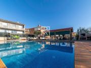 Esta moderna casa familiar está ubicada en el centro de...