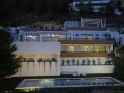 Esta moderna villa con vistas al mar está situada en la...