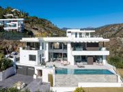 Esta moderna villa de nueva construcción se encuentra en...