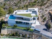 Esta moderna villa disfruta de una ubicación única con...