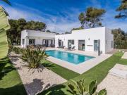 Esta moderna villa fue construida en 2021 en una parcela...