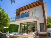 Esta villa contemporánea de cuatro dormitorios está...
