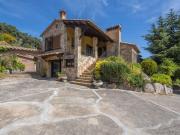 Esta villa de 1979 y 241 m² construidos se asienta sobre...