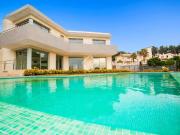 Esta villa de diseño en venta en la Costa Brava se...