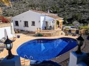 Esta villa de estilo mediterráneo muy bien cuidada con...