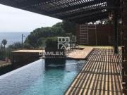 Esta villa de lujo con vistas panorámicas al mar...