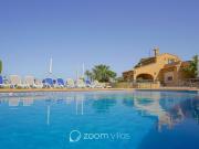 Esta villa en venta en Benissa está situada en una...