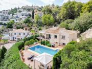 Esta villa independiente completamente amueblada se...