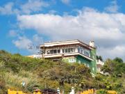 Esta villa independiente con vistas panorámicas ofrece...