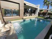 Esta villa moderna independiente de una sola planta en...