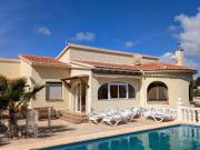 Esta villa muy cuidada se encuentra en la zona de...