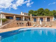 Esta villa rústica con fachada de piedra natural y...