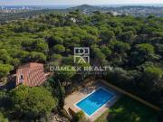 Esta villa única está situada en más de 12.000 m2 de... Esta villa única está situada en más de 12.000 m2 de...
