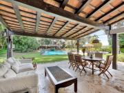 Esta vivienda cuenta con tres viviendas ubicadas sobre...