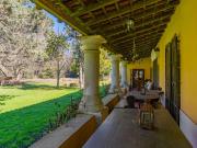 Estancia de 1830 con 42 has y cancha de polo a 50km del mar