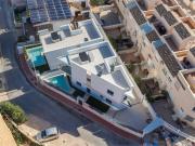 Estas dos villas de lujo de nueva producción se...