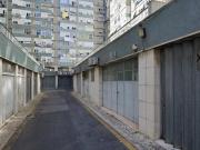 Este armazém/garagem distribui se por três pisos,...