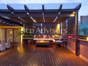 Este atico duplex destaca por su espectacular terraza...