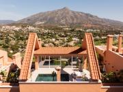 Este ático dúplex recientemente renovado se encuentra...