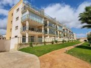 Este apartamento de tres dormitorios y dos baños está...