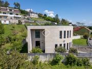 Este atractivo chalet moderno ofrece vistas a la ría de...