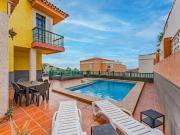 Este exclusivo chalet de tres dormitorios y tres baños...