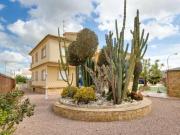 Este chalet independiente en Orihuela se sitúa en una...