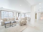 Este impresionante piso de tres dormitorios, listo para... Este impresionante piso de tres dormitorios, listo para...