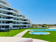 Este moderno apartamento en planta baja ofrece un estilo...