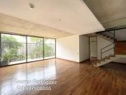 Estilo Europeo frente a la Huaca Pucllana