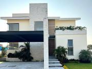 Estrena casa con alberca en fraccionamiento de lujo en...