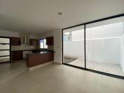 Estrena casa con recámara en planta baja, en Milenio...