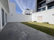 Estrena casa de 3 niveles con 4 habitaciones y jardín en...