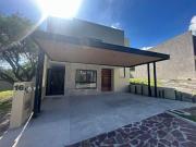 Estrena casa frente a área verde en Altozano