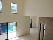 Estrena casa moderna con alberca y espacio versátil en...