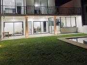 Estrena Casa moderna con alberca y jardín, ideal para...