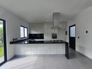 Estrena espectacular casa con doble altura, 4 recámaras...