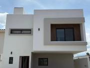 Estrena lujo y diseño en esta Casa Nueva, Real del...