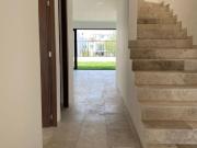 Estrena una casa con grandes espacios y gran jardín en...