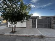 Casa de 1 Piso en Esquina. A minutos de la Línea Express