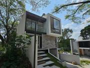 Estrene casa en fracc. con vigilancia al norte de...