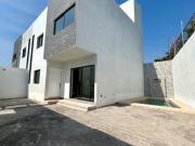 Estrene Modernas casas solas con alberca en Lomas...