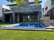ESTRENE RESIDENCIA COLINDANTE AL CAMPO EN PARAÍSO...