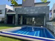 ESTRENE RESIDENCIA COLINDANTE AL CAMPO EN PARAÍSO...